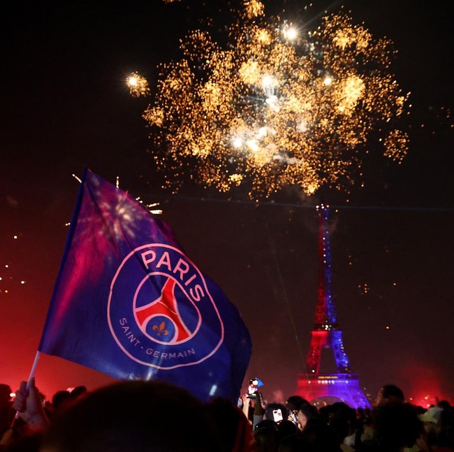 Menara Eiffel Bersinar Biru-Merah, Paris Rayakan Gelar Liga Champions PSG