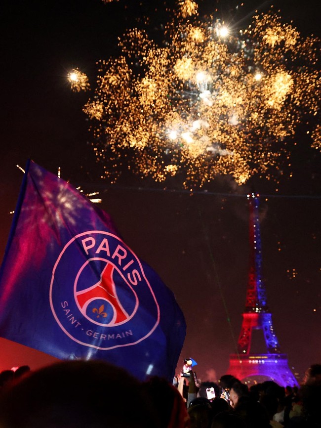 Menara Eiffel Bersinar Biru-Merah, Paris Rayakan Gelar Liga Champions PSG
