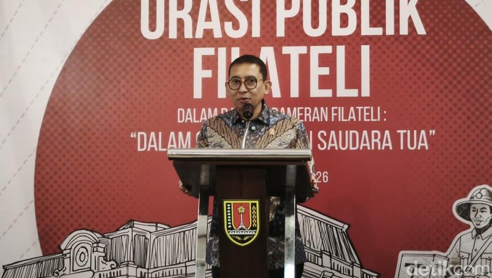 Menteri Kebudayaan Fadli Zon saat menghadiri pembukaan Pameran Filateli di Kota Lama, Kecamatan Semarang Utara, Kota Semarang, Minggu (31/5).