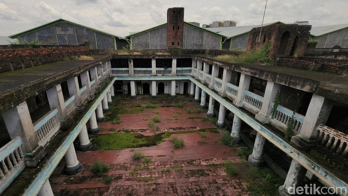 Masjid Pintu Seribu di Kota Tangerang menyimpan lorong-lorong unik yang sarat makna spiritual. Bangunan yang berdiri sejak 1978 itu hingga kini belum rampung.