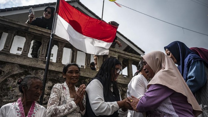 Warga lintas agama bersilaturahim dengan umat Buddha dalam perayaan Hari Raya Tri Suci Waisak 2570 BE tahun 2026 di Dusun Thekelan, Desa Batur, Getasan, Kabupaten Semarang, Jawa Tengah, Minggu (31/5/2026). Prosesi silaturahim bersalaman saling memaafkan yang diikuti umat Islam dan Kristen dengan umat Buddha yang tengah merayakan Hari Raya Tri Suci Waisak itu sebagai wujud kesatuan dan persatuan masyarakat setempat dalam kerukunan antarumat beragama. ANTARA FOTO/Aprillio Akbar/wsj.