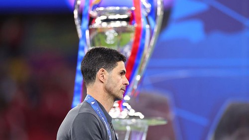BUDAPEST, HUNGARY - MAY 30: Arsenal manager Mikel Arteta looks dejected as he walks past the trophy after losing the UEFA Champions League Final 2026 match between Paris Saint-Germain and Arsenal FC at Puskas Arena on May 30, 2026 in Budapest, Hungary. (Photo by Marc Atkins/Getty Images)