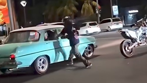 Mobil bergerak melawan arah di simpang McD Sanur, Denpasar, Sabtu (30/5/2026). (Tangkapan layar video viral)