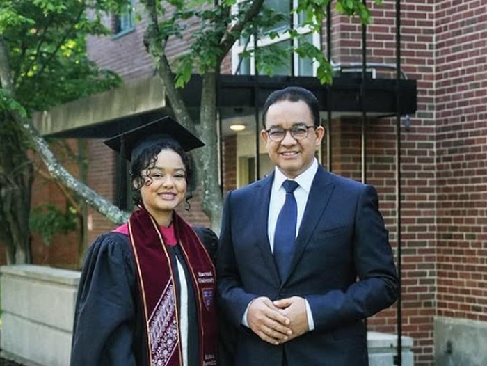 Mutiara Baswedan dan Anies Baswedan dalam Wisuda Harvard University
