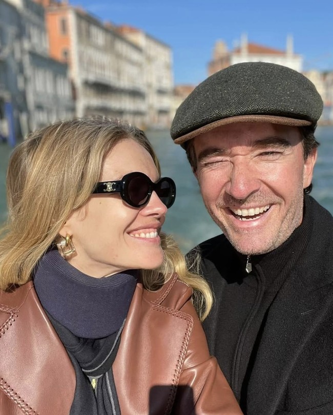 Kini, di usia 44 tahun, Natalia tengah menantikan kelahiran anak keenamnya. Kabar tersebut diumumkan lewat sampul Vogue France terbaru yang menampilkan baby bump-nya.  Foto: dok. Instagram @natasupernova