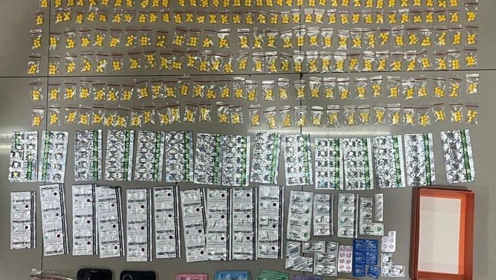 Obat keras ilegal yang disita di sebuah toko kosmetik di kawasanJuanda, Sawah Besar, Jakarta Pusat.