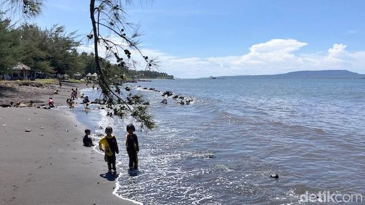 Tiga Pantai Dekat Kota Banyuwangi yang Cocok untuk Piknik Keluarga