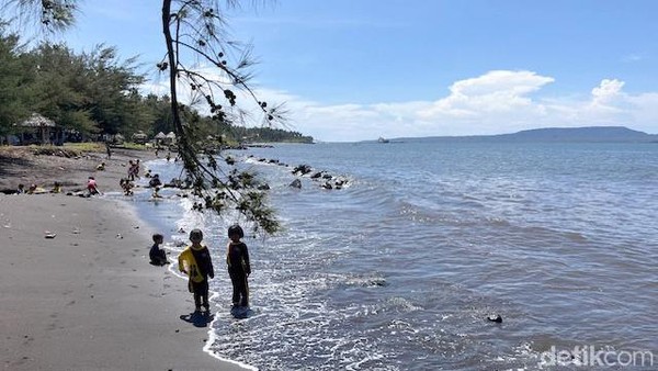 Tiga Pantai Dekat Kota Banyuwangi yang Cocok untuk Piknik Keluarga