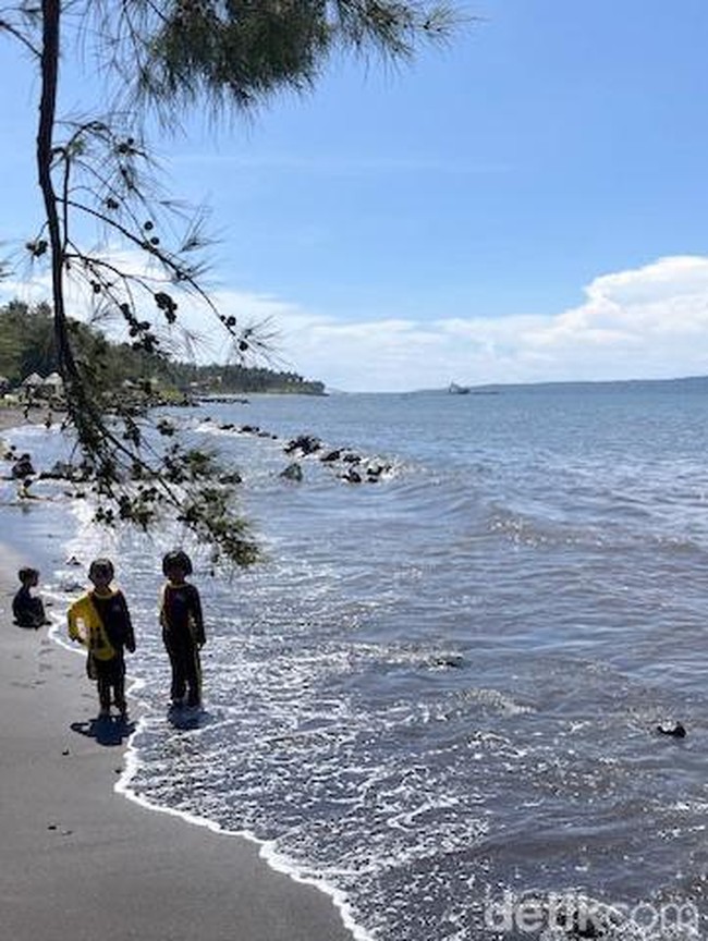 Tiga Pantai Dekat Kota Banyuwangi yang Cocok untuk Piknik Keluarga