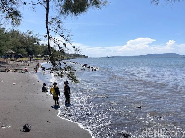 Tiga Pantai Dekat Kota Banyuwangi yang Cocok untuk Piknik Keluarga