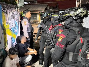 Patroli Polisi Amankan 7 Remaja Bawa Sajam di Pasar Rebo Jaktim