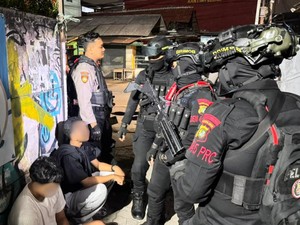 Patroli Polisi Amankan 7 Remaja Bawa Sajam di Pasar Rebo Jaktim