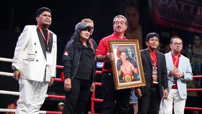 Pattimura International Big Fight 2026 adakan lelang lukisan untuk bantu pengobatan Ellyas Pical.