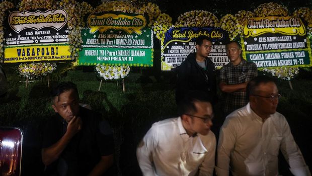 Pelayat Silih Berganti Datangi Rumah Duka Ryamizard Ryacudu Sejumlah keluarga dan kerabat melayat ke rumah duka Jend TNI (Purn) Ryamizard Ryacudu di Puri Wira Bhakti, Cikeas, Kabupaten Bogor, Jawa Barat, Minggu (31/5/2026). Mantan KSAD dan Menteri Pertahanan Ryamizard Ryacudu wafat pada usia 76 tahun, dan akan dimakamkan di Taman Makam Pahlawan Kalibata pada Senin (1/6/2026). ANTARA FOTO/Darryl Ramadhan/foc.