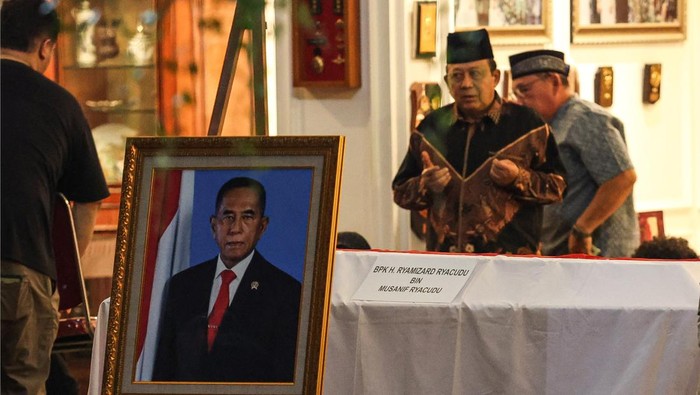 Sejumlah keluarga dan kerabat melayat ke rumah duka Jend TNI (Purn) Ryamizard Ryacudu di Puri Wira Bhakti, Cikeas, Kabupaten Bogor, Jawa Barat, Minggu (31/5/2026). Mantan KSAD dan Menteri Pertahanan Ryamizard Ryacudu wafat pada usia 76 tahun, dan akan dimakamkan di Taman Makam Pahlawan Kalibata pada Senin (1/6/2026). ANTARA FOTO/Darryl Ramadhan/foc.