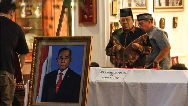 Pelayat Silih Berganti Datangi Rumah Duka Ryamizard Ryacudu Sejumlah keluarga dan kerabat melayat ke rumah duka Jend TNI (Purn) Ryamizard Ryacudu di Puri Wira Bhakti, Cikeas, Kabupaten Bogor, Jawa Barat, Minggu (31/5/2026). Mantan KSAD dan Menteri Pertahanan Ryamizard Ryacudu wafat pada usia 76 tahun, dan akan dimakamkan di Taman Makam Pahlawan Kalibata pada Senin (1/6/2026). ANTARA FOTO/Darryl Ramadhan/foc.