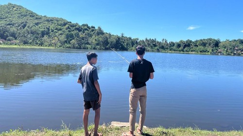 Pengunjung sedang memancing ikan di Danau Yeh Malet, Desa Antiga Kelod, Kecamatan Manggis, Karangasem, Minggu (31/5/2026). (Foto: I Wayan Selamat Juniasa)