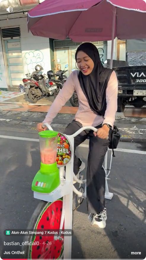 Penjual jus buah unik menggunakan sepeda onthel