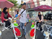 Kreatif! Penjual Ini Tawarkan Segarnya Jus Buah Sambil Gowes Sepeda