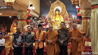 Khusyuknya Perayaan Waisak di Wihara Ekayana Arama Jakarta