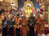 Video Momen Khidmat Ribuan Umat Buddhis Rayakan Trisuci Waisak di Jakbar
