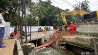 Perbaikan Jalan Amblas di Lenteng Agung, Beton Gorong-gorong Terpasang