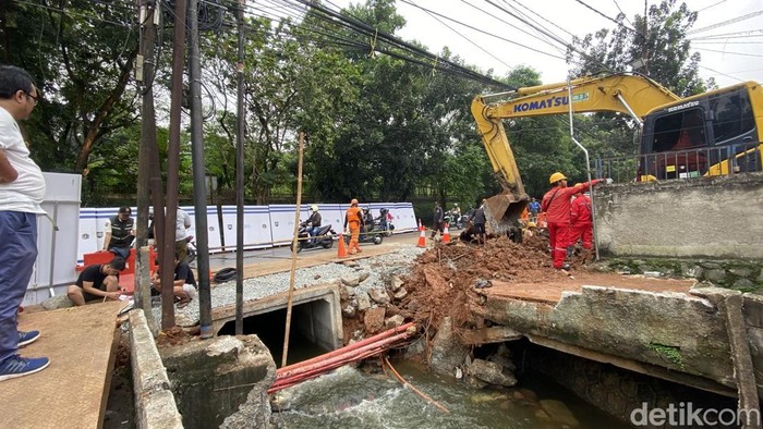 Perbaikan jalan amblas di Lenteng Agung, Jaksel. (Devi/detikcom)