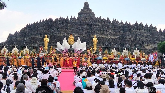 Peringatan Detik-detik Waisak di Candi Borobudur, Minggu (31/5/2026).
