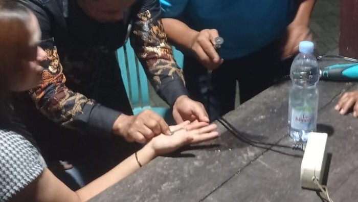 Petugas Damkar Genteng Banyuwangi berupaya melepaskan cincin dari jari seorang remaja