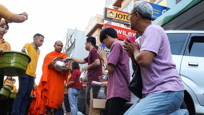 Umat Buddha memberikan derma ke dalam mangkok (patta) yang dibawa Bhikkhu saat prosesi pindapata di Makassar, Sulawesi Selatan, Minggu (31/5/2026). Prosesi tersebut merupakan rangkaian perayaan Tri Suci Waisak 2570 BE/2026 dengan memberikan derma kepada Bhikkhu sebagai ladang kebaikan untuk saling memberi dan menerima sertan menjadi bentuk bakti dan penghormatan bagi guru spiritual. ANTARA FOTO/Arnas Padda/wsj.