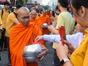Pindapata Waisak, Jejak Kebajikan di Jalanan Makassar
