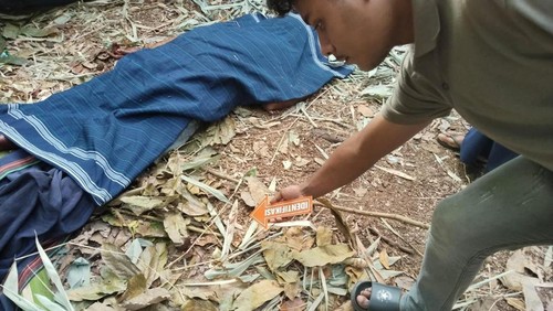Polisi melakukan olah TKP kasus pembacokan di Kampung Patunu Ikut, Desa Waipadi, Kecamatan Kodi Bangedo, Sumba Barat Daya, NTT, Sabtu (30/5/2026). (Foto: Dok. Polres Sumba Barat Daya)
