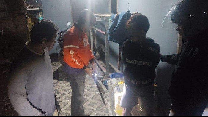 Polisi menangkap remaja anggota geng motor yang mengeroyok pengendara motor di Makassar.