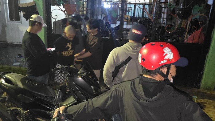 Polisi menangkap remaja berinisial LS (17), anggota geng motor pelaku pembusuran terhadap pria berinisial IS (22) di Kota Makassar.