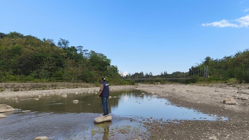 Polisi mengecek kondisi air Sungai Talau di Belu, NTT, Sabtu (30/5/2026). (Dok. Polres Belu)