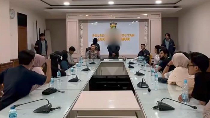Polisi mengkonfrontir pasutri pemilik WO di Jakarta Timur yang diduga menipu 58 calon pengantin. (dok.screenshot Instagram Kapolres Jakarta Timur)