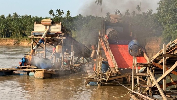 Polisi musnahkan 5 rakit PETI di Sungai Kuantan, Kuantan Singingi.