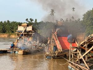 Respons Keluhan Emak-emak, Polisi Musnahkan 5 Rakit PETI di Sungai Kuantan