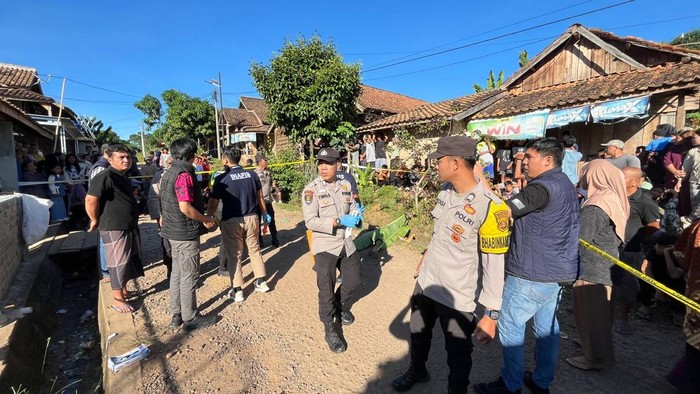 Polisi saat melakukan olah TKP di lokasi penemuan jasad korban diduga dibunuh di OKU
