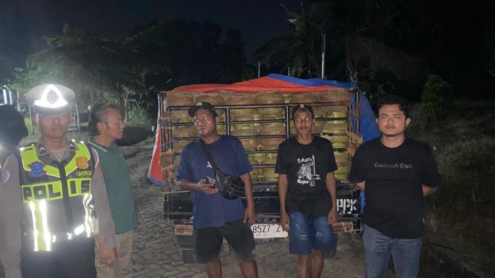 Polisi saat mengamankan ribuan tabung LPG subsidi di Mesuji, Lampung.