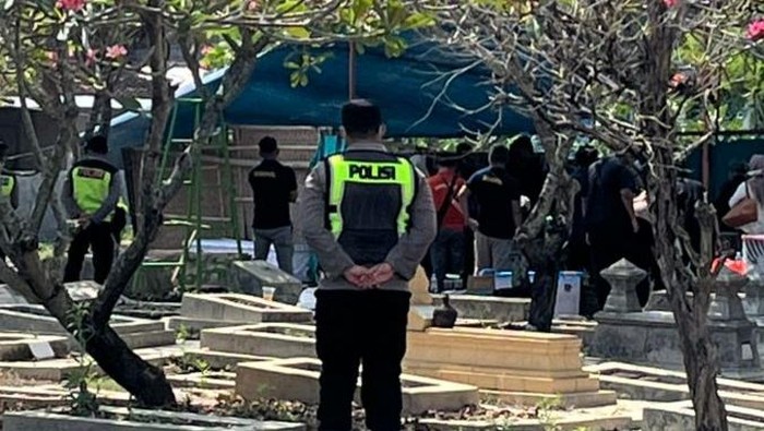Polres Boyolali dan Biddokkes Polda Jateng melakukan eksumasi makam warga Sindon, Ngemplak, Boyolali yang diduga meninggal tak wajar, Sabtu (30/5/2026).