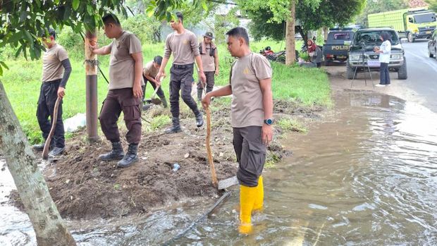 Polres OKU benahi drainase dan alur sungai (dok istimewa)