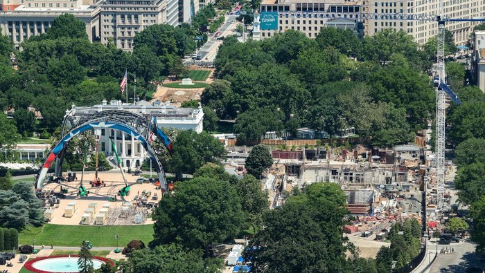 Construction is underway on a temporary arena that will host the UFC Freedom 250 fight card in June on the South Lawn of the White House in Washington, D.C., U.S., May 28, 2026. REUTERS/Kylie Cooper     TPX IMAGES OF THE DAY