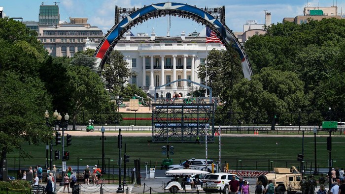 Construction is underway on a temporary arena that will host the UFC Freedom 250 fight card in June on the South Lawn of the White House in Washington, D.C., U.S., May 28, 2026. REUTERS/Kylie Cooper     TPX IMAGES OF THE DAY