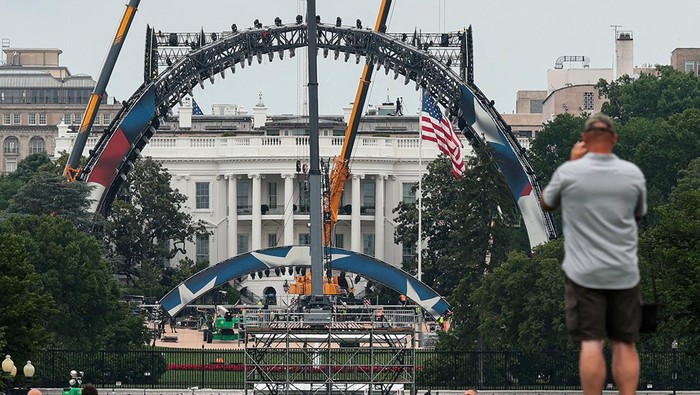 Construction is underway on a temporary arena that will host the UFC Freedom 250 fight card in June on the South Lawn of the White House in Washington, D.C., U.S., May 28, 2026. REUTERS/Kylie Cooper     TPX IMAGES OF THE DAY