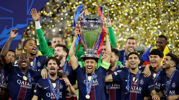 Soccer Football - UEFA Champions League - Final - Paris St Germain v Arsenal - Puskas Arena, Budapest, Hungary - May 30, 2026 Paris St Germain's Marquinhos lifts the trophy as he celebrates with teammates after winning the UEFA Champions League REUTERS/Phil Noble     TPX IMAGES OF THE DAY