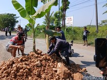 Warga Randublatung Blora Tanam Pohon Pisang di Jalan Rusak