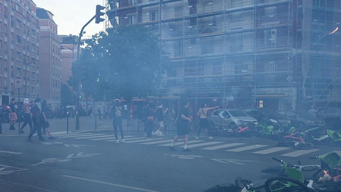 PARIS, FRANCE - MAY 30: Paris Saint-Germain (PSG) supporters clash with police during celebrations following the teams UEFA Champions League victory in Paris, France on May 30, 2026. While thousands gathered to mark the win, groups of fans engaged in unrest, leading to property damage, fires, and clashes with law enforcement. (Photo by Mohamad Salaheldin Abdelg Alsayed/Anadolu via Getty Images)