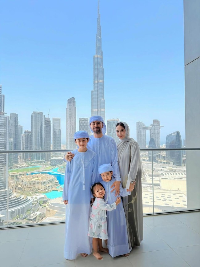 Alhamdulillah... Raffi Ahmad Lepas Rindu dengan Keluarga di Dubai Usai Haji
