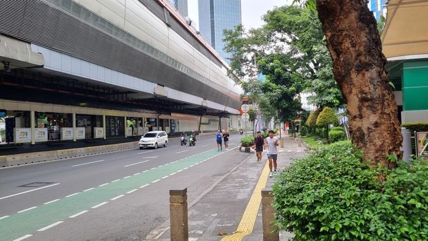 Warga tetap antusias lari atau jalan santai meski CFD di Jalan Rasuna Said belum diberlakukan lagi, Minggu (31/5/2026).